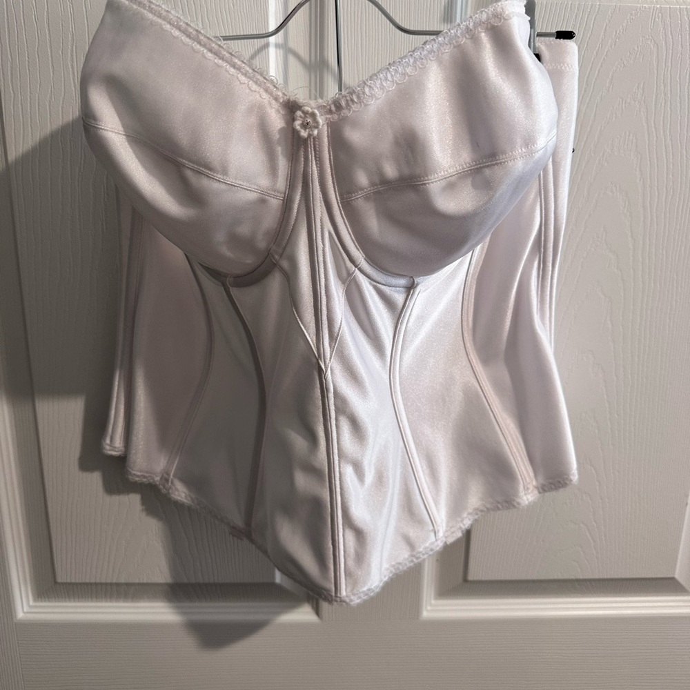 Dominique White Bra with Sweetheart Neckline and Structured Boning